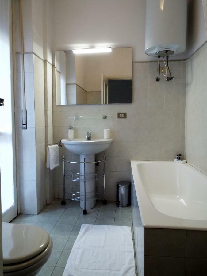 Lacaralele Apartment Milan Bagian luar foto